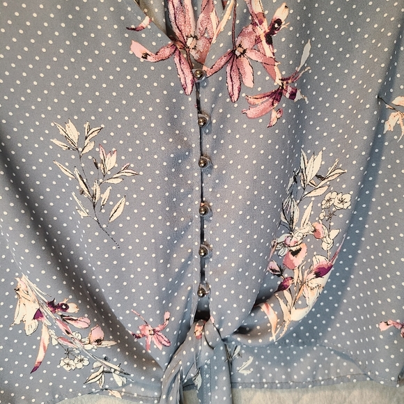 LIKE NEW! BUY 2,GET 1 FREE TOPS! Light Blue Floral Lightweight Button Up✨️Size L - Picture 3 of 5